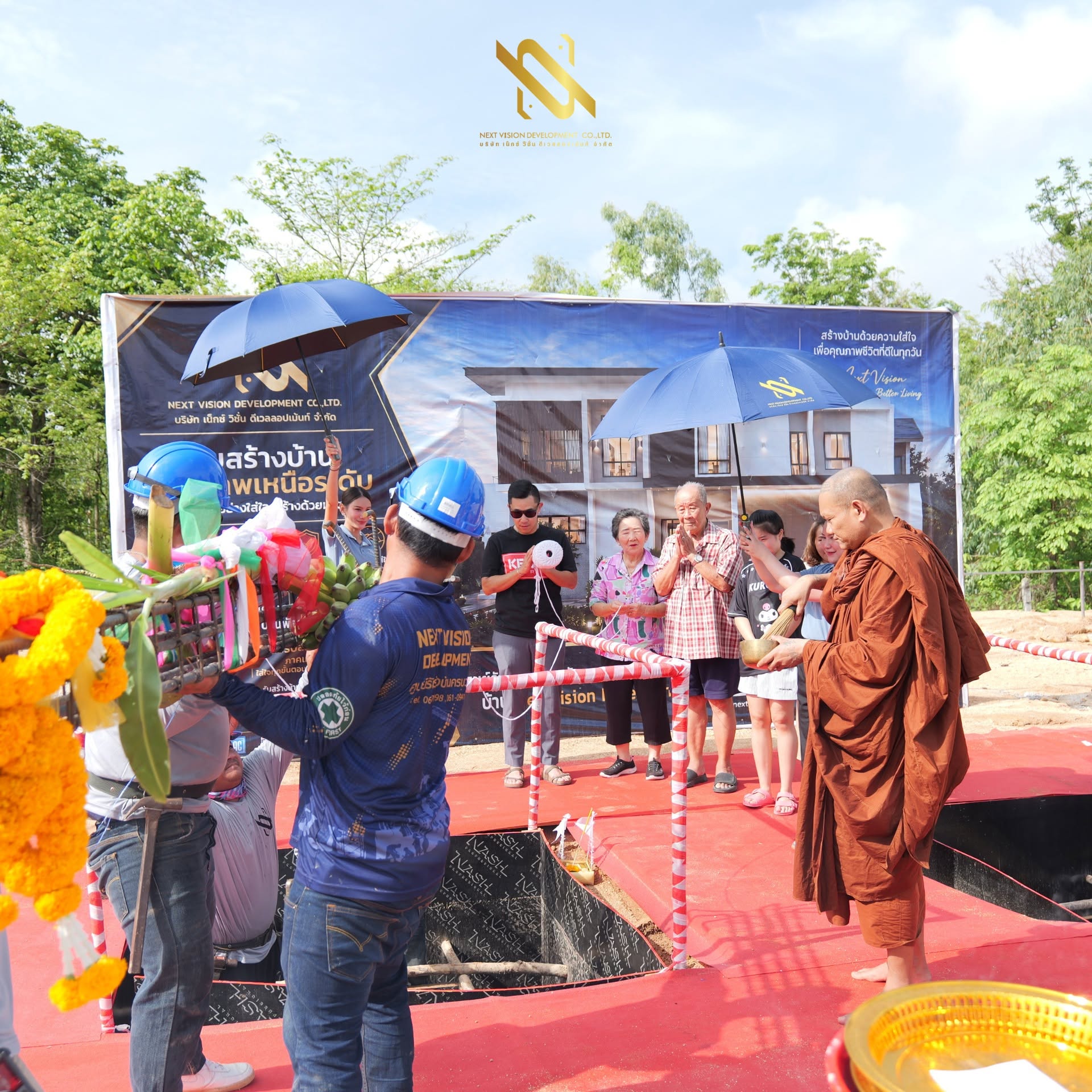 พิธีลงเสาเอกโครงการรับสร้างบ้าน NextVision Development พระสงฆ์ประพรมน้ำพระพุทธมนต์ที่หลุมเสาเอก